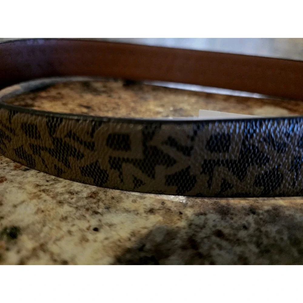 DKNY Signature Logo Goldtone Buckle Reversible Belt Classic Unisex LRG/XLNWT